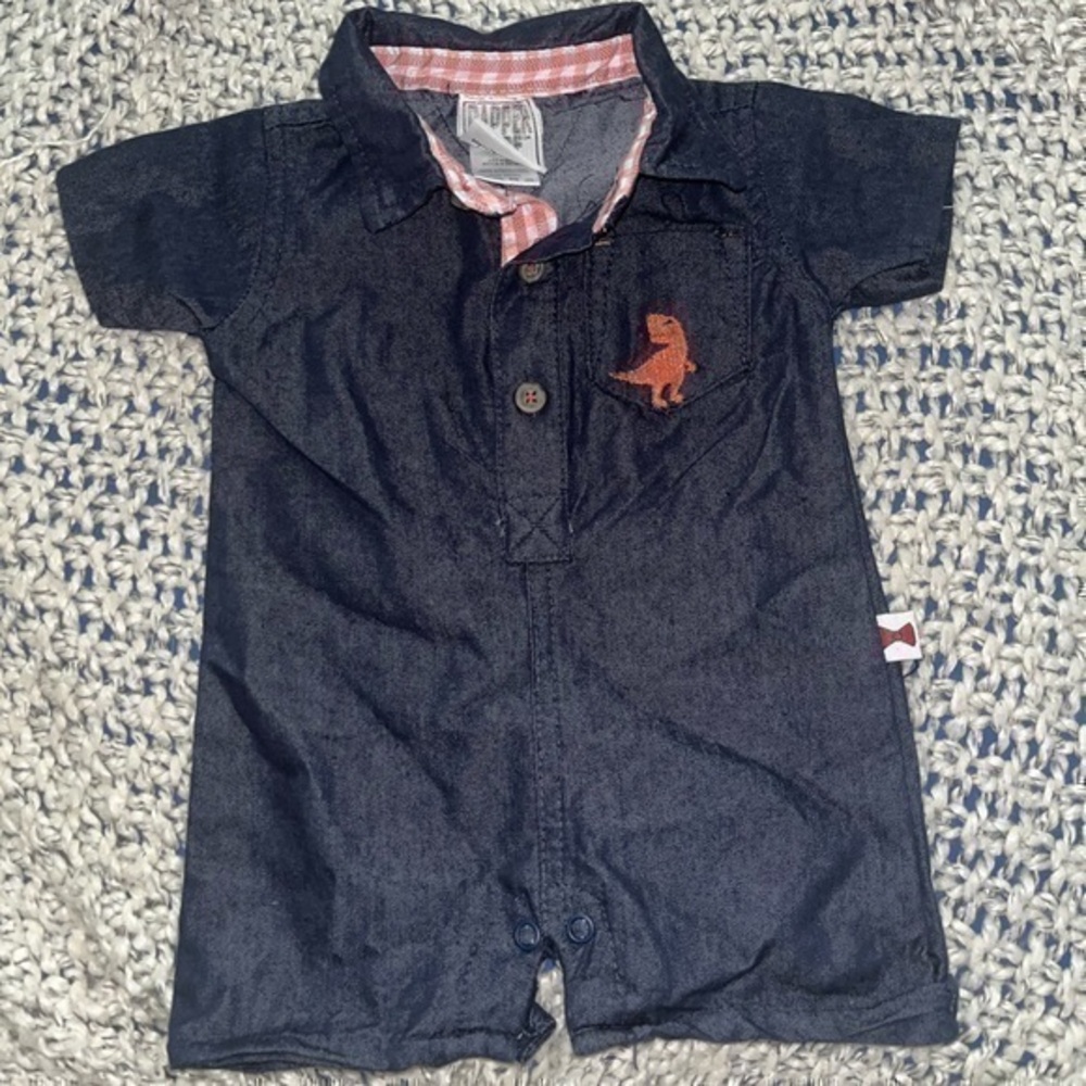 Dapper Dude Baby Boys Outfit, size 0-3 months.
 
Gently worn. With pink dinosaur